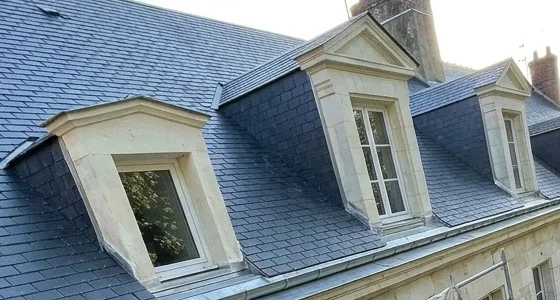 Lucarnes à fronton en tuffeau sur une couverture en ardoise neuve à Nantes